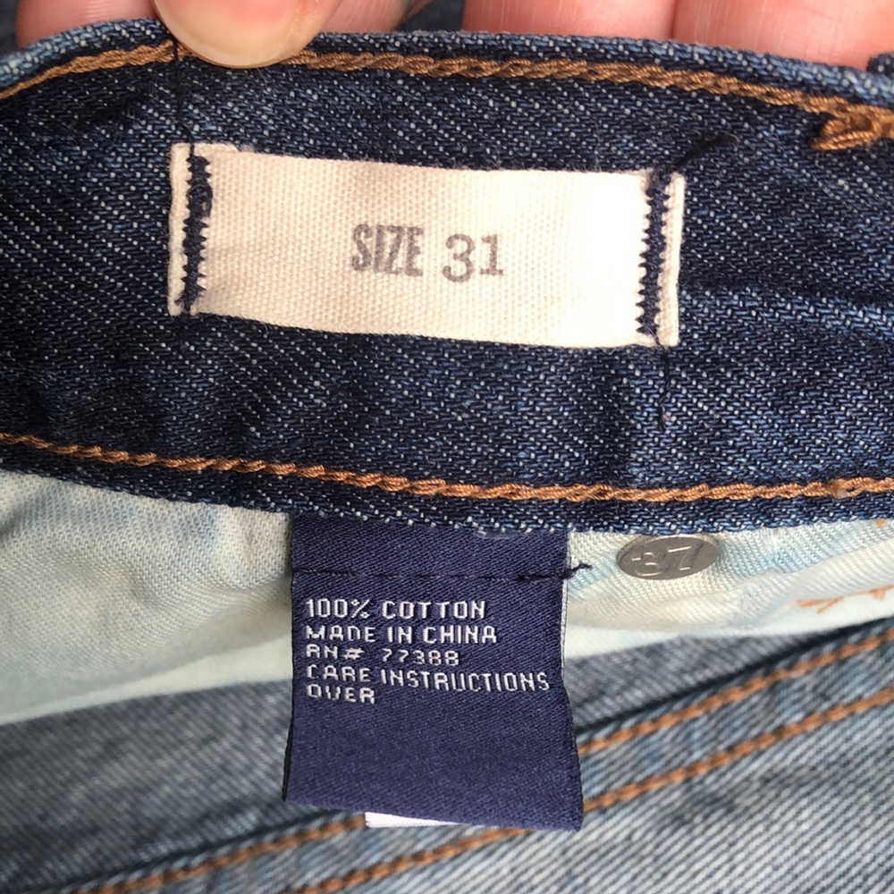 Madewell Blue Jean Shorts Classic distressed Cut-Off Style - 5in inseam, size 31 - Picture 3 of 9